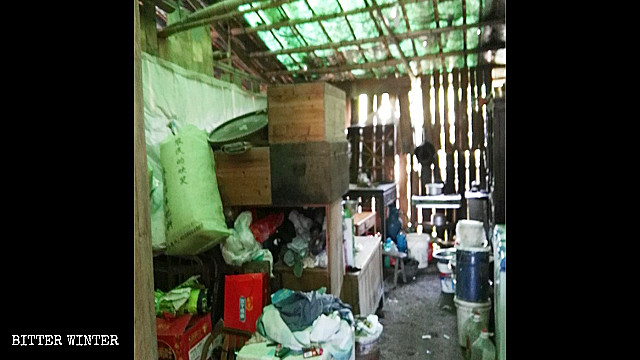 用竹子和木板搭建的棚子内堆放着生活所需的物品