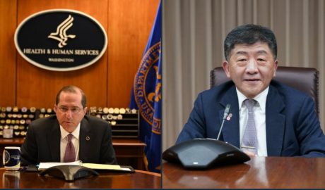 美国卫生部长阿扎(左)与台湾卫福部长陈时中(右)今年四月举行电话会议。