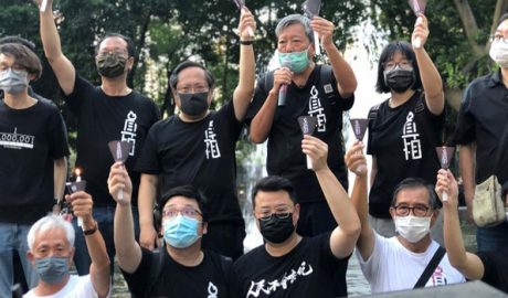 香港民主人士李卓人（后排右三）、何俊仁（后排左三）2020年6月4日参加在维园举办的烛光晚会。他们与其他二十三名与会人士8月6日为此接到警方的指控通知。
