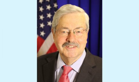 美国驻华大使布兰斯塔德（Terry Branstad)