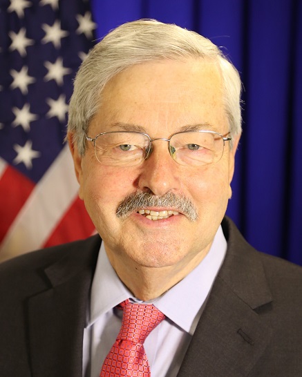 美国驻华大使布兰斯塔德（Terry Branstad)