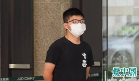 前香港众志秘书长黄之锋今天中午前往中区警署报到时再被拘捕，港警指黄去年10月5日涉嫌参与未经批准集结及违反“禁蒙面法”。