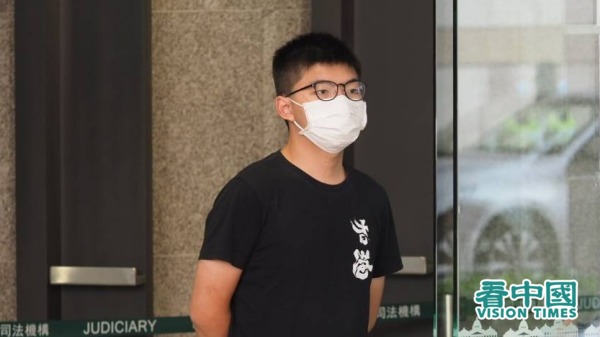 前香港众志秘书长黄之锋今天中午前往中区警署报到时再被拘捕，港警指黄去年10月5日涉嫌参与未经批准集结及违反“禁蒙面法”。