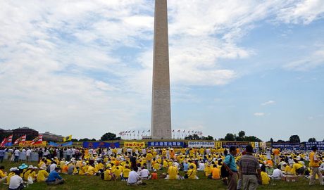 在华盛顿纪念碑前举行活动的法轮功学员。在华盛顿纪念碑前举行活动的法轮功学员。