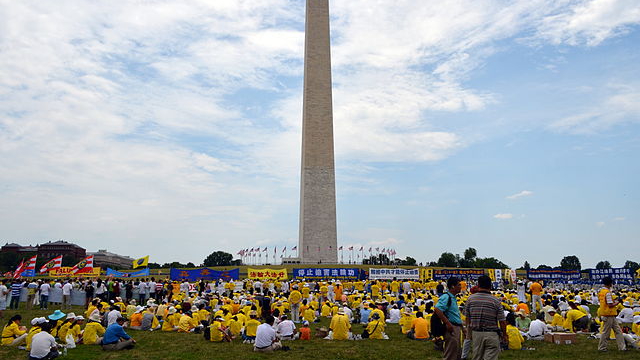 在华盛顿纪念碑前举行活动的法轮功学员。在华盛顿纪念碑前举行活动的法轮功学员。