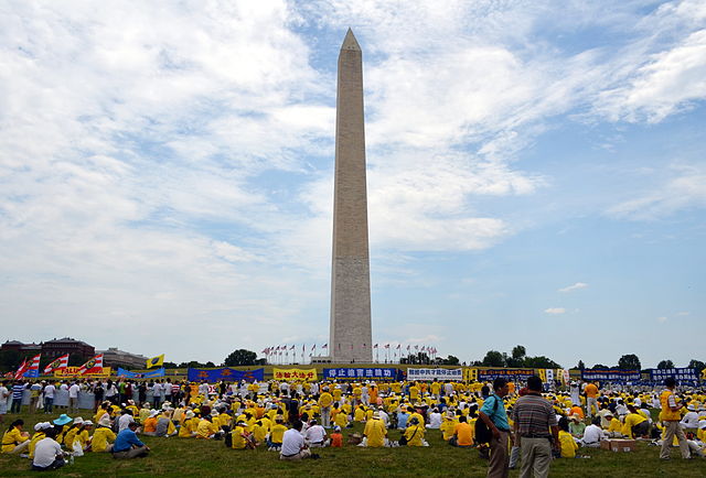 在华盛顿纪念碑前举行活动的法轮功学员。