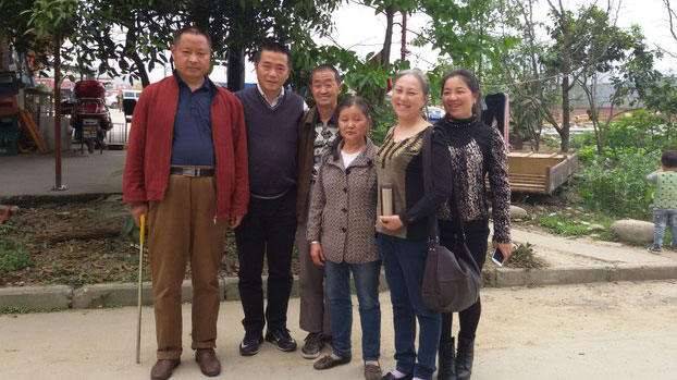 陈天茂（左一）、黄琦、杨秀琼（右二）摄于2016年4月4日。