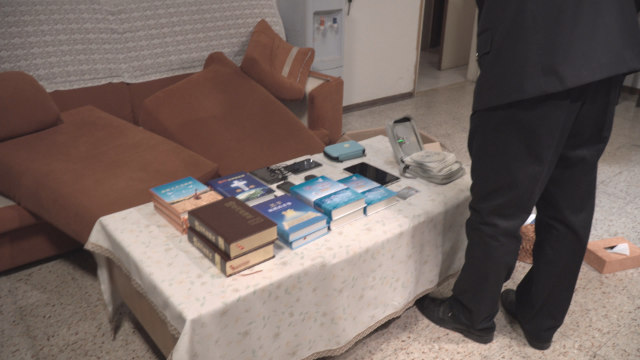 警察拍摄在全能神教会基督徒家中没收的信神书籍和其他物品