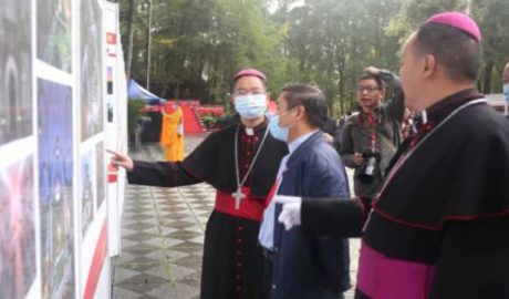 今年9月29日，四川省领导和宗教界参观了在成都举办的中华⼈⺠共和国成⽴71周年暨“爱国爱教爱家乡”主题教育活动