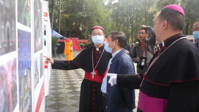 今年9月29日，四川省领导和宗教界参观了在成都举办的中华⼈⺠共和国成⽴71周年暨“爱国爱教爱家乡”主题教育活动