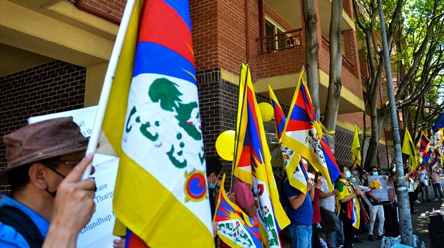 11月20日在中国驻悉尼总领事馆前示威的藏人和支持者