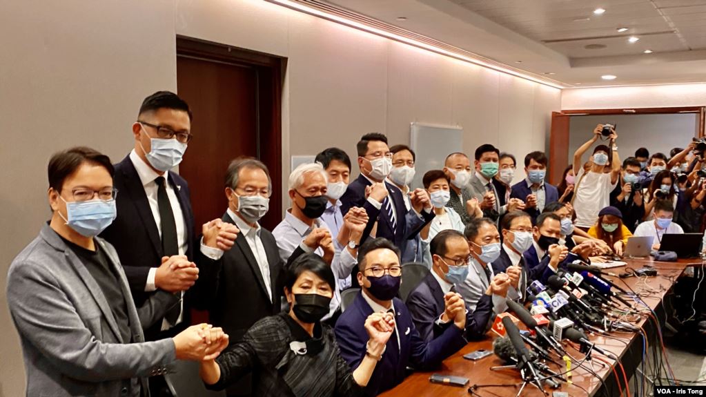 19名香港民主派立法會議員11月11日宣布集體總辭，對中國全國人大常委會通過，有關褫奪4名民主派議員的決定，表達強烈抗議。