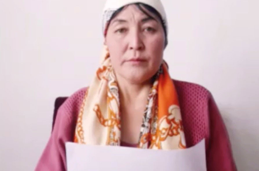 哈萨克斯坦公民依孜巴沙尔.阿迪力汉，呼吁中国政府释放他的两个哥哥和一个表弟。