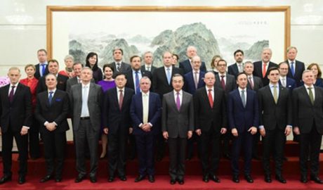 2020年12月21日，国务委员兼外长王毅在北京集体会见欧盟及27个成员国驻华使节。