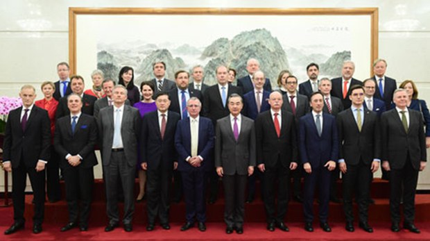 2020年12月21日,国务委员兼外长王毅在北京集体会见欧盟及27个成员国驻华使节。