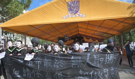 带着面具抗议的香港学生