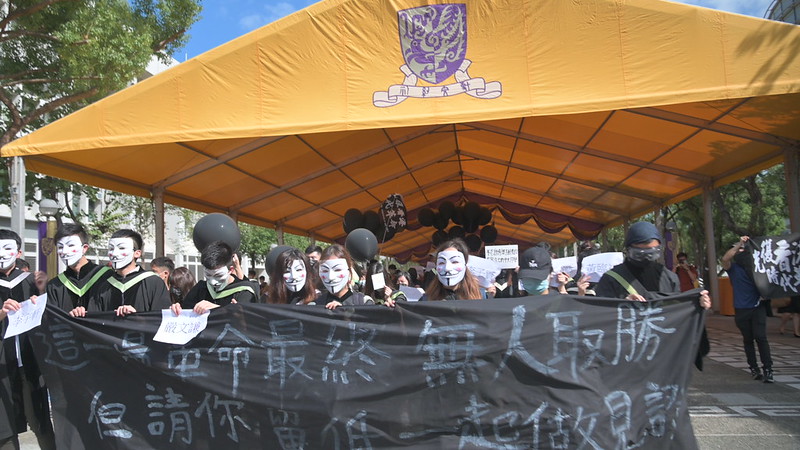 带着面具抗议的香港学生