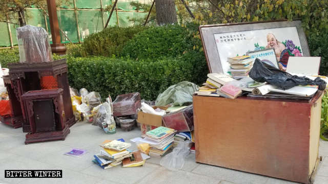 10月，政府人员在河北省廊坊市一处寺庙清出的佛教书籍