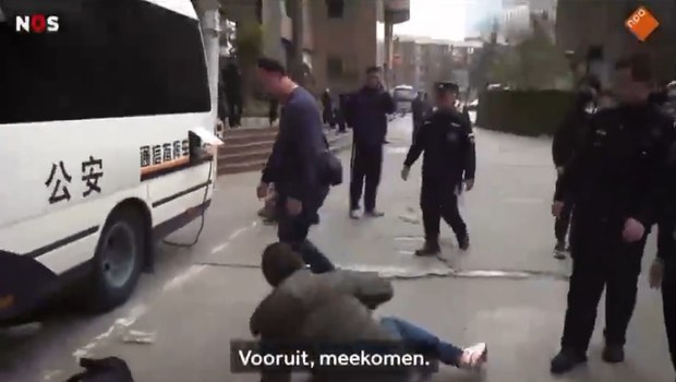 荷兰记者遭四川警方暴力视频曝光 毛宁曾表态“不知情”